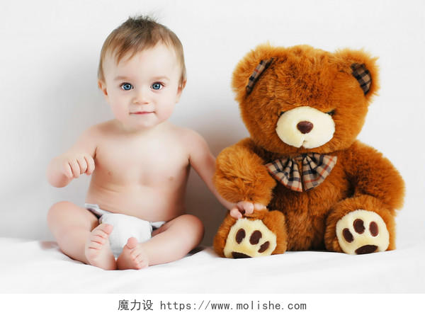 摄影小男孩和一只泰迪熊坐在一起人物图像